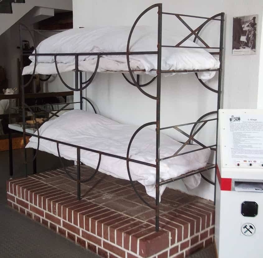 etagenbett aus einem ledigenheim für bergjungmaenner